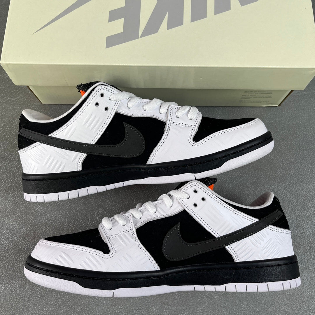 TIGHTBOOTH x Nike Dunk Low SB