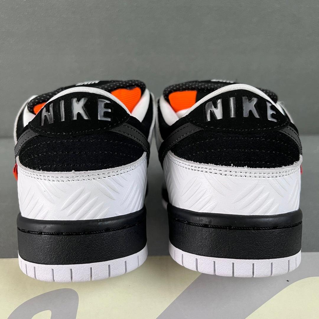 TIGHTBOOTH x Nike Dunk Low SB