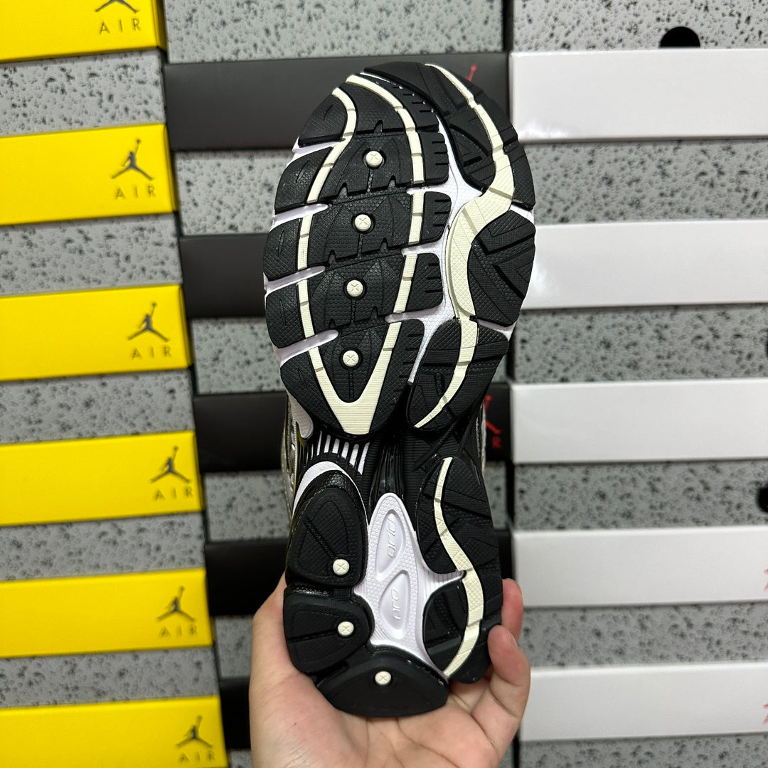 Saucony ProGrid Omni 9 'Silver Gold'